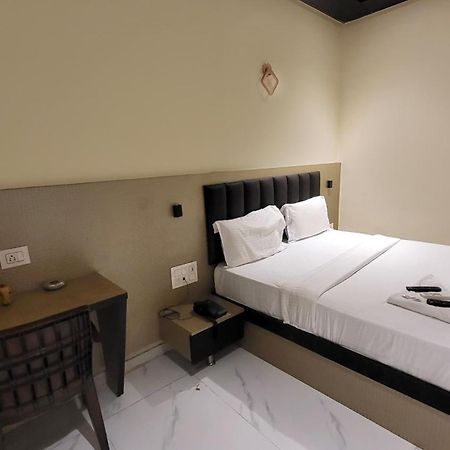 Fabhotel Prime Land - Nr Bkc Mumbai Bagian luar foto